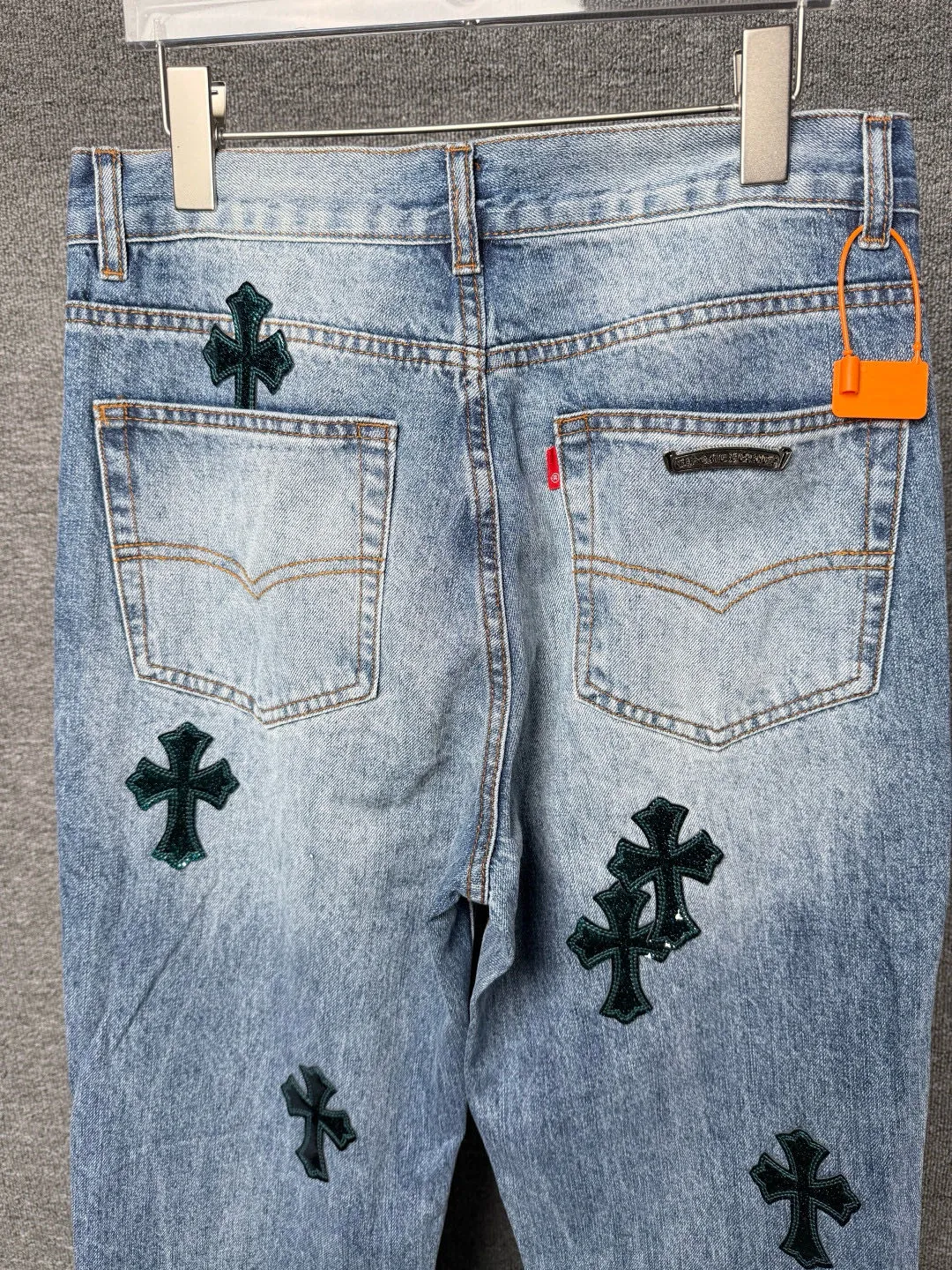 P290 💰 (top version) Croxin & 𝐂𝐡𝐫𝐨𝐦𝐞 𝐇𝐞𝐚𝐫𝐭 ss25 blue pants starry sky ripped button jeans. Styles with different wash textures are very friendly to people with thin legs. The slightly flared version perfectly modifies the leg shape. The timeless and moderate length makes it easy to match and match. It is the basis for various styles and is a must-have in your wardrobe! The fabric is stiff but also makes the upper body soft without losing texture. The washing process is even more perfect. It is a must-have item for everyone! ! ! Washed wheat, hang tag, pants label, complete with three labels Color: blue Size: 28-30-32-34-36 (corresponding to S-M-L-XL-XXL)